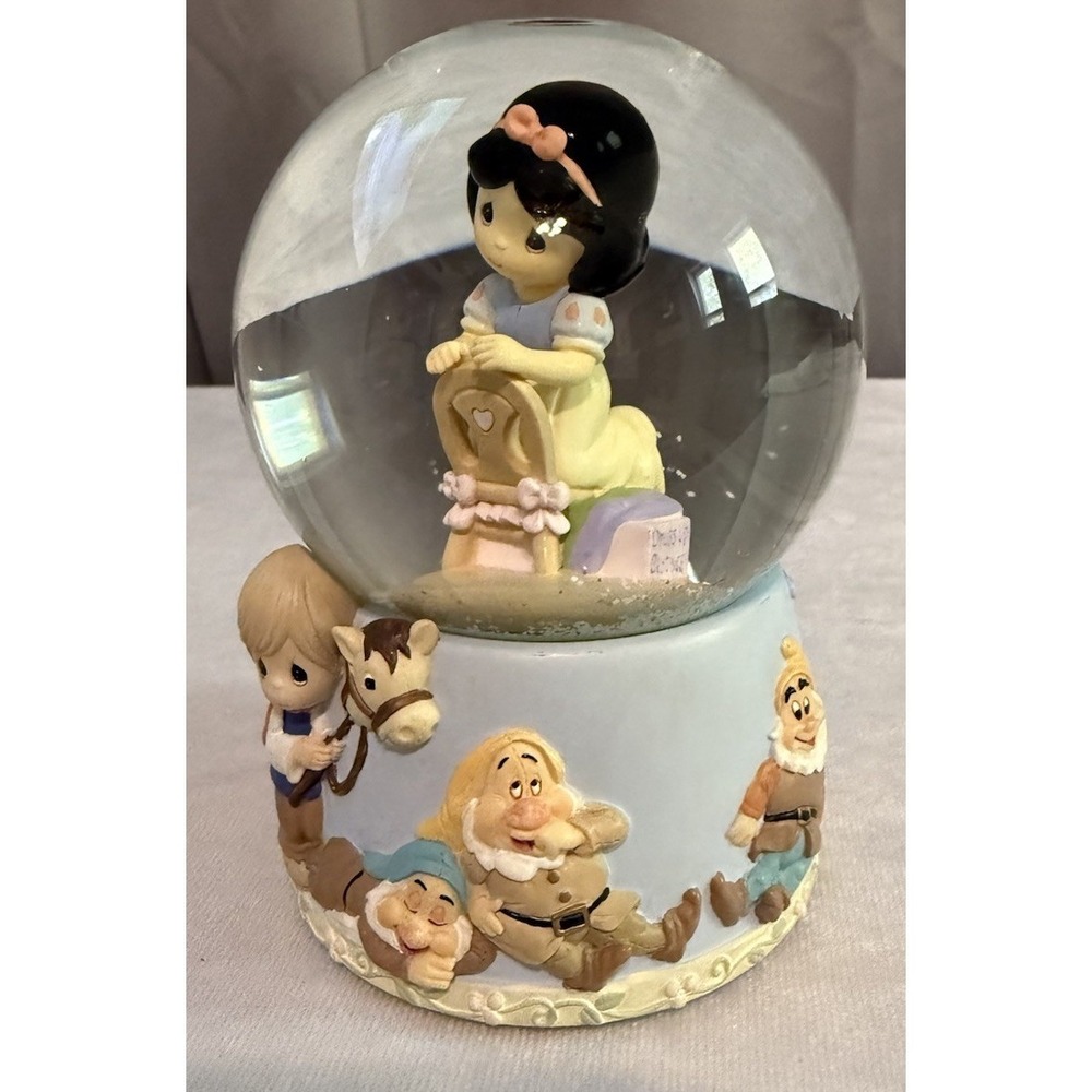 Precious Moments Snow White Wind Up  Musical Water Snow Globe 2007  Disney